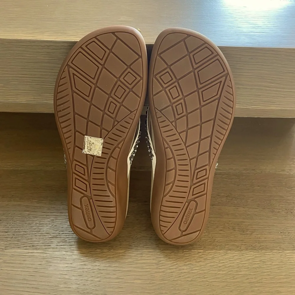 Aetrex Jules Slip On Thong Sandal in Cream - Picture 4 of 6